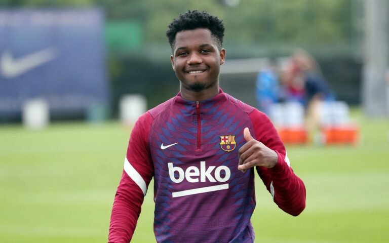 Ansu Fati faz seu primeiro treinamento com bola e fica próximo de voltar a jogar pelo Barcelona