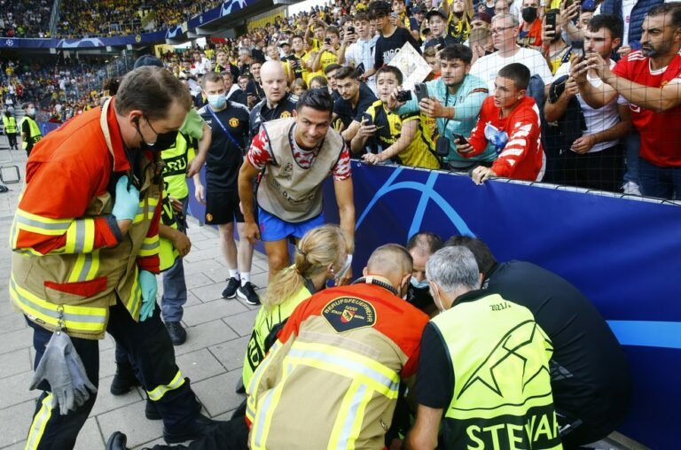 Cristiano Ronaldo interrompe aquecimento e ajuda mulher atingida por uma bola
