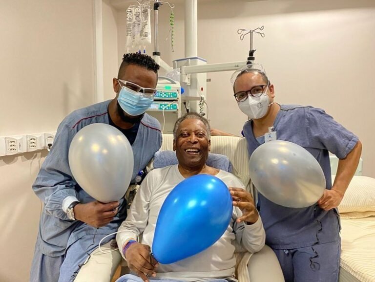 Após um mês internado, Pelé recebe alta do hospital