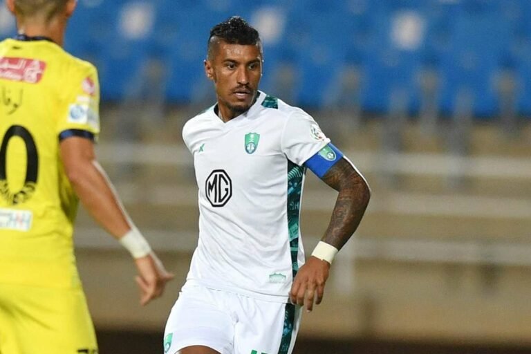 Especulado no Grêmio, Paulinho rescinde com clube árabe e vira opção para o Inter