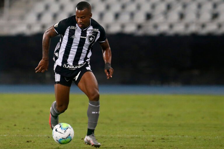 Botafogo rescinde contrato de lateral-esquerdo Guilherme Santos