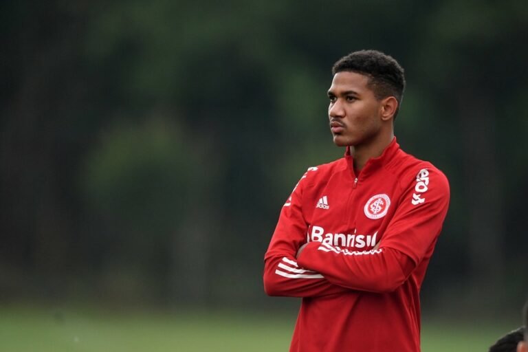 Inter recebe proposta de clube da MLS por Zé Gabriel