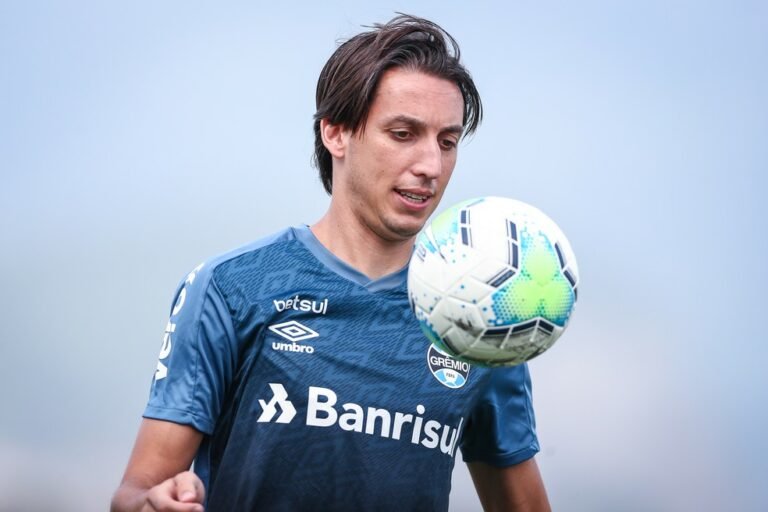 Geromel sofre fratura no pé e desfalca Grêmio nas próximas semanas