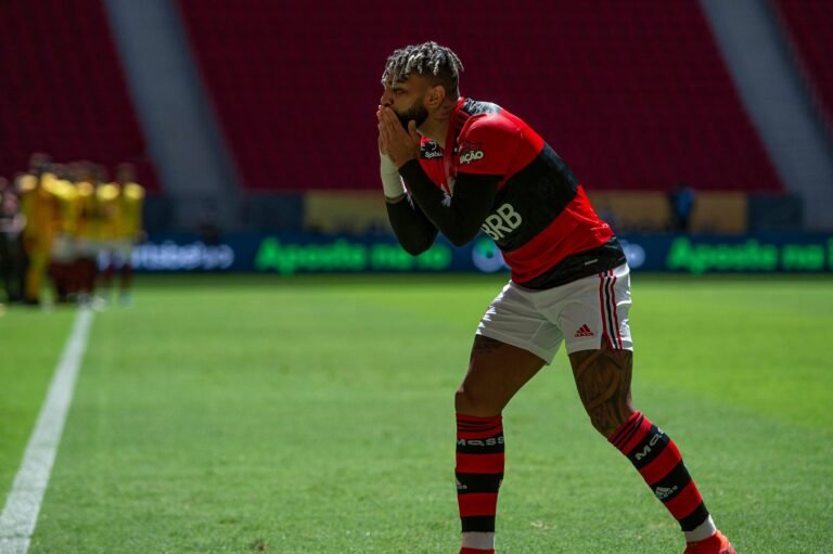 Gabigol retorna da seleção com dores musculares e desfalca Flamengo contra o Palmeiras