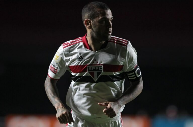 São Paulo espera definir situação de Daniel Alves até domingo