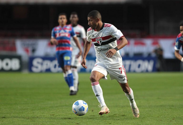 Sem espaço no São Paulo, Rojas faz trabalho físico para recuperar vaga no time
