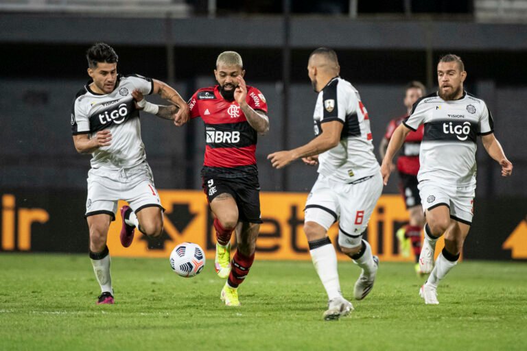 Olimpia é multado pela Conmebol por caso de racismo contra jogadores do Flamengo