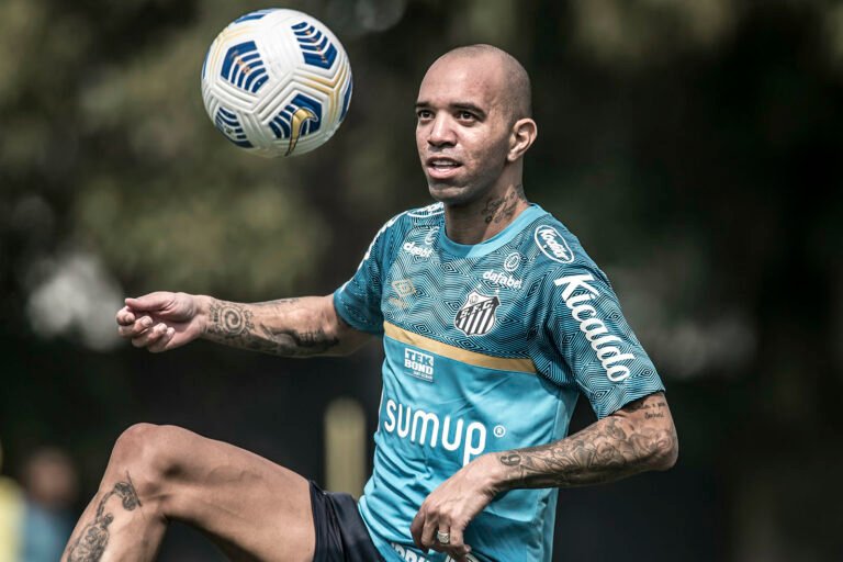 Com evolução nos treinamentos, Tardelli é relacionado e pode estrear contra o Athletico