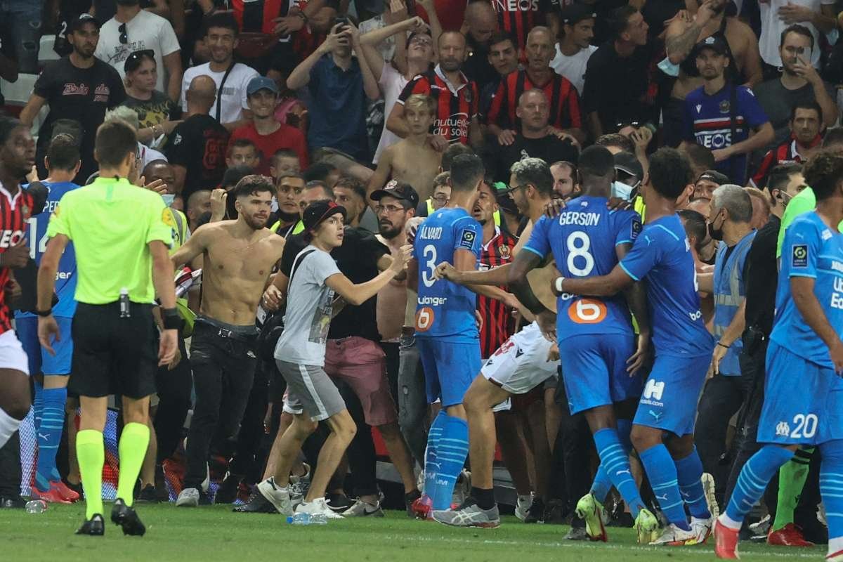 Ligue 1 divulga sanções após confusão em Nice x Olympique de Marselha; partida será repetida