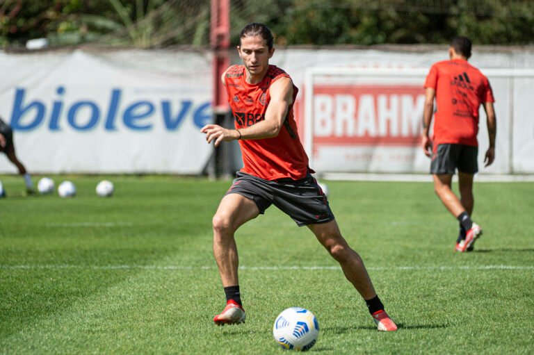 Filipe Luís sente dores musculares e pode desfalcar Flamengo contra o Palmeiras