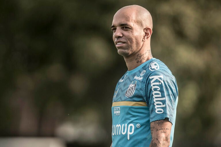 Tardelli revela ameaças e tem carro depredado por torcedores do Santos, após eliminação na Copa do Brasil