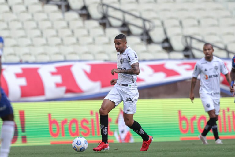 Mariano e Jair recebem o terceiro amarelo e desfalcam o Atlético diante do Sport