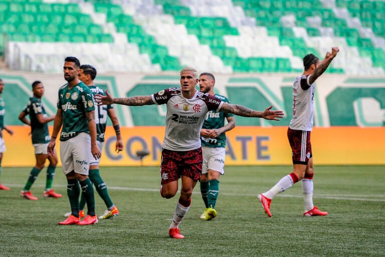 Diretoria do Palmeiras provocou delegação do Flamengo no vestiário, diz jornalista