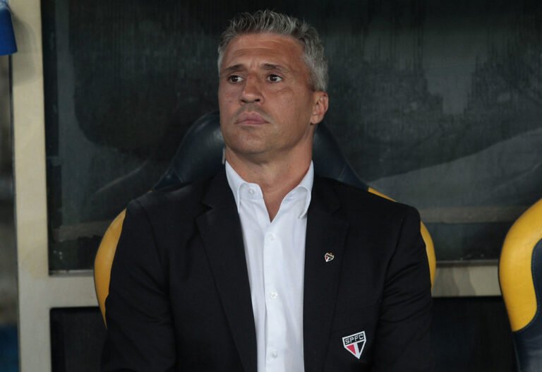 Crespo comenta situação de Daniel Alves com o São Paulo