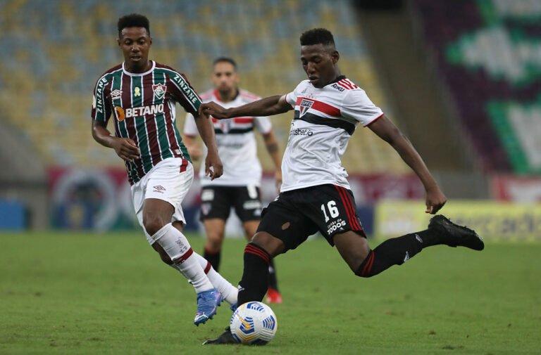 Sem contratar um zagueiro, São Paulo revê problemas na ausência de Léo