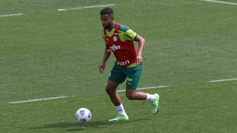 Jorge treina com o elenco e se aproxima de estreia