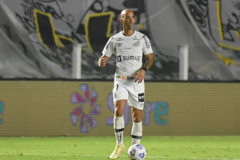 Após confusão, Tardelli comemora estreia e diz que vai ficar no Santos: “Seguirei fazendo o que amo”