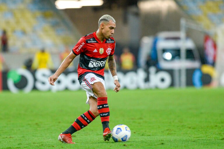 Flamengo tem quatro jogadores pendurados em partida contra o Grêmio