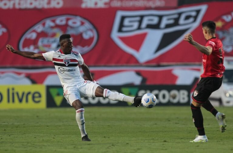 Léo recebe terceiro cartão amarelo e vira desfalque contra o América-MG