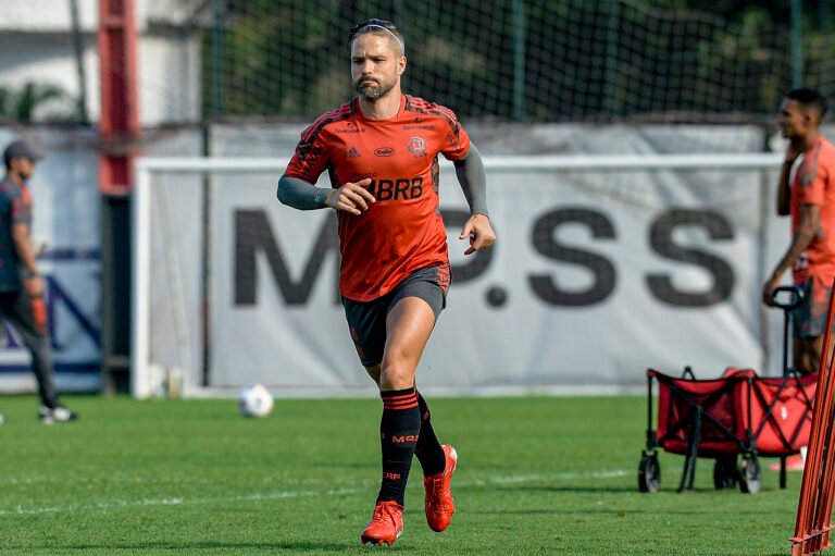 Diego volta a treinar com elenco e deve retornar ao Flamengo contra o Barcelona