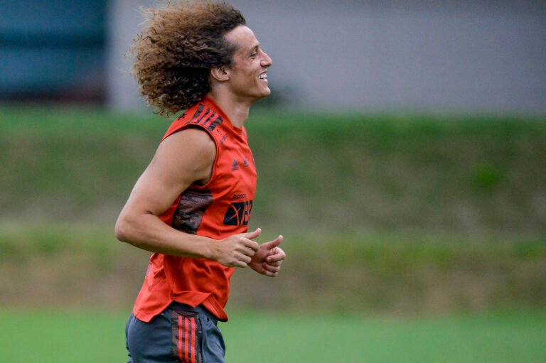 David Luiz confirma pelas redes sociais que está relacionado para jogo contra o Barcelona