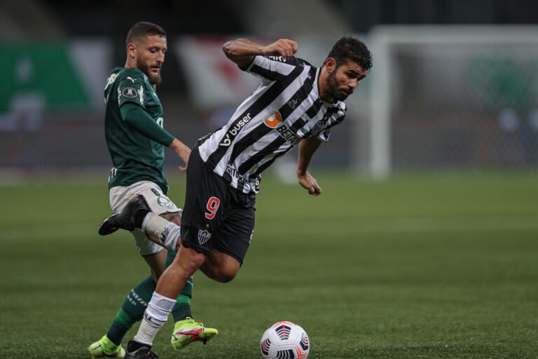 Diego Costa sente a posterior da coxa esquerda e vira preocupação no Galo