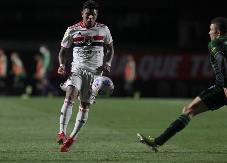 Sem Igor Vinícius e Orejuela, Galeano pode ganhar sequência na lateral-direita do São Paulo