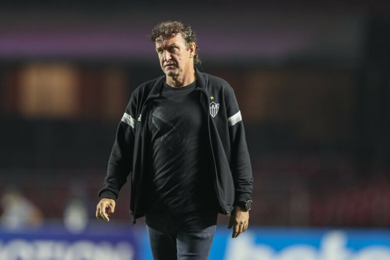 Cuca faz mistério sobre possível retorno de Diego Costa, Savarino e Keno contra o Palmeiras