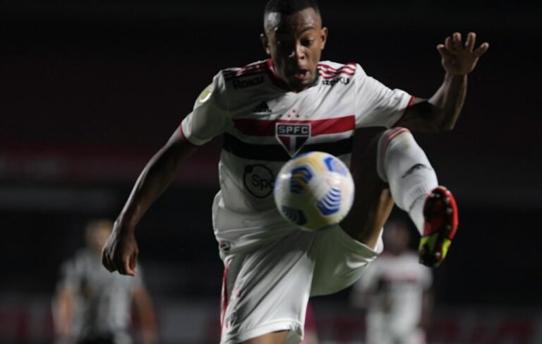 Wellington celebra boas atuações na lateral-esquerda do São Paulo
