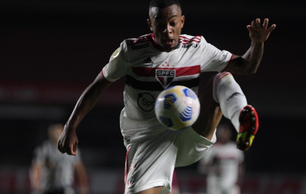 Wellington celebra boas atuações na lateral-esquerda do São Paulo