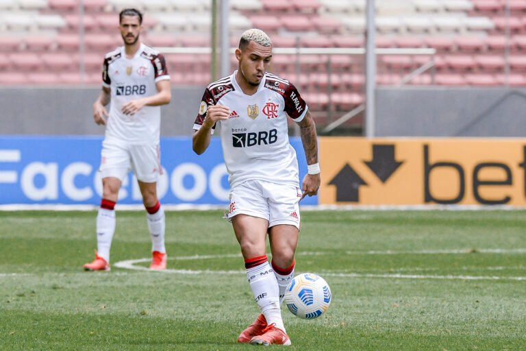 Matheuzinho recebe terceiro amarelo e desfalca Flamengo diante do Athletico