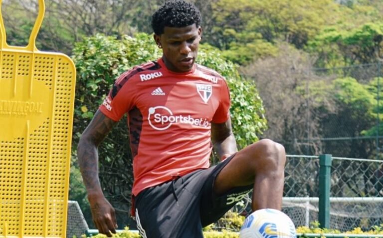 Arboleda é relacionado para jogo contra o Fortaleza e deve ser titular