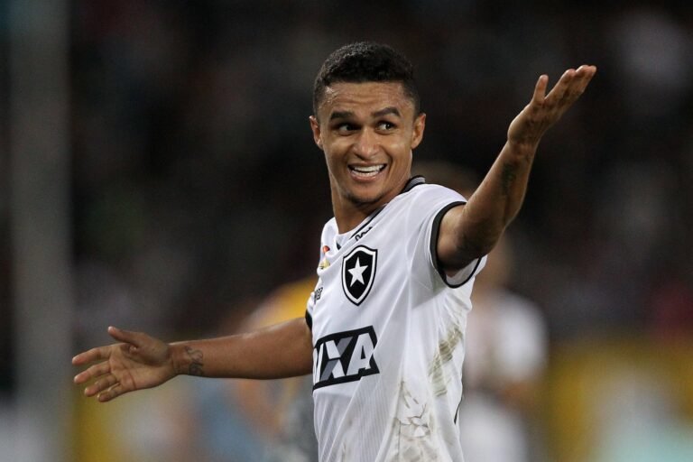 Em entrevista, Erik revela seu sentimento pelo Botafogo: “Muda o meu dia quando eu lembro”
