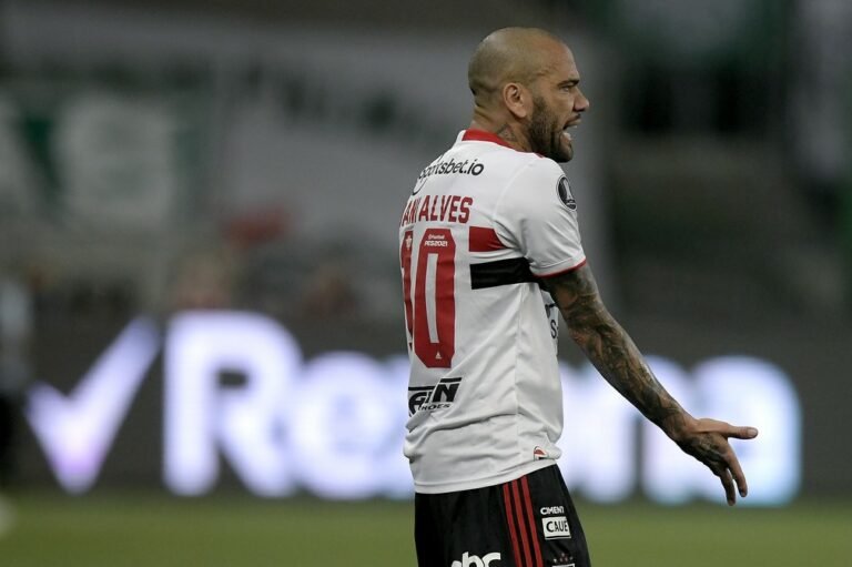 Dirigentes do São Paulo suspeitam de acerto de Dani Alves com Flamengo, diz jornalista