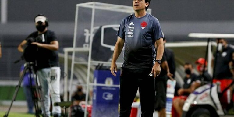 Fernando Diniz lamenta sobre o VAR: ”No Brasil vem mais atrapalhando que ajudando”