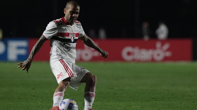 Daniel Alves quer atuar pelo Flamengo, diz jornalista