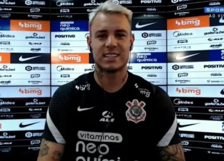 Roger Guedes brinca com narrador do Grupo Globo: ‘Disse que eu chutei de bico’