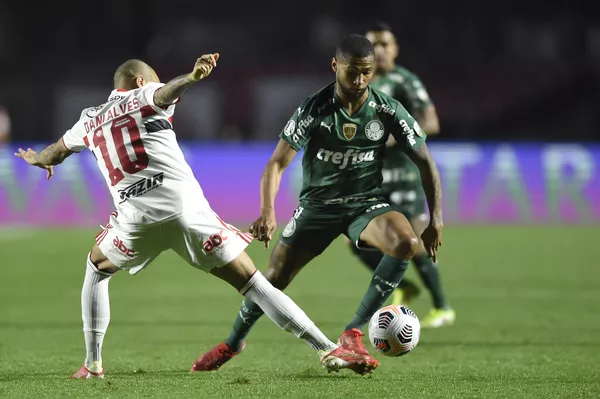 Segundo jornalista, Daniel Alves foi oferecido ao Flamengo e Palmeiras