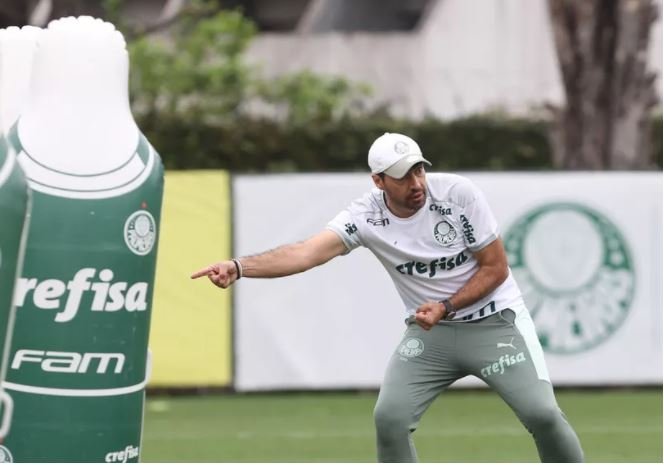 Pressionado, Abel mostra confiança na classificação do Palmeiras contra o Galo