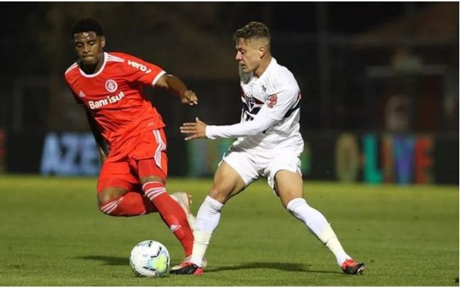 Palmeiras acerta com lateral direito Lucas Sena, ex-São Paulo