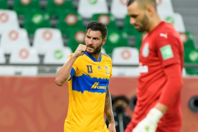 Algoz do Palmeiras no Mundial, Gignac parabeniza Corinthians pelo aniversário