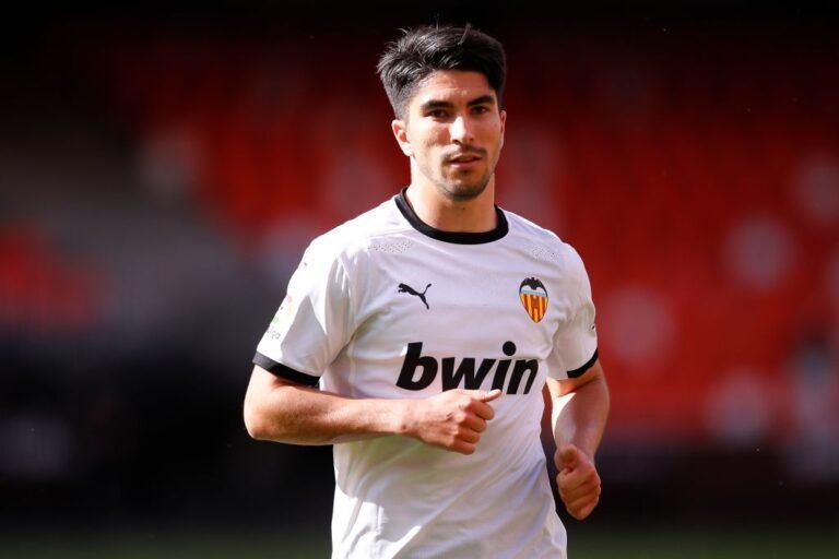 Liverpool estuda contratação de Carlos Soler na próxima janela de transferências