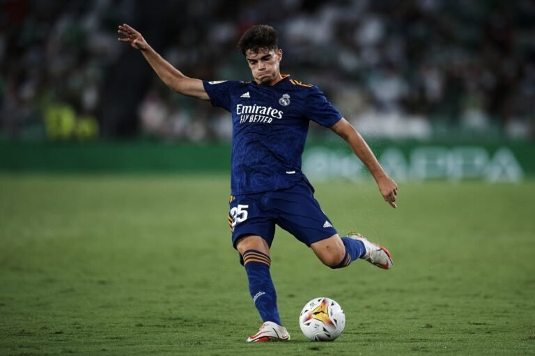 Por conta das ausências, Miguel Gutierrez será titular na Champions League
