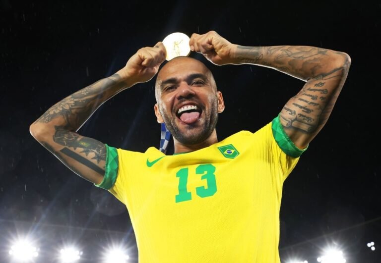 Zico aprova Daniel Alves no Flamengo, mas aponta condição: “Como lateral”
