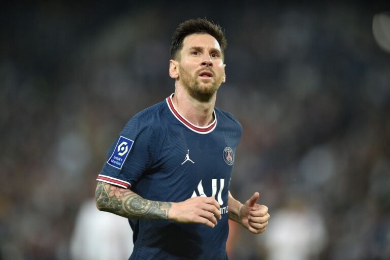 Messi volta a treinar e pode reforçar PSG diante do Manchester City