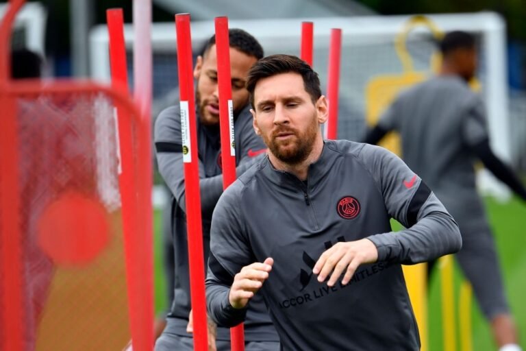 Guardiola elogia Messi antes da partida diante do PSG: “Carreira excepcional”