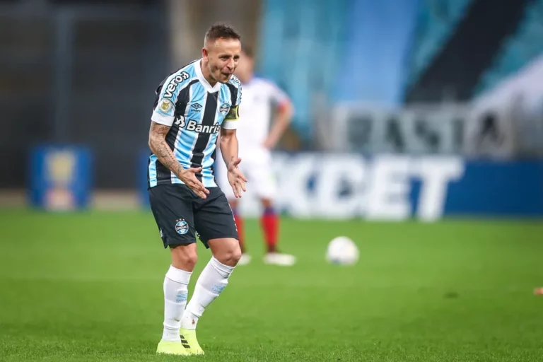 Rafinha projeta futuro no Grêmio: “Estou muito feliz aqui”
