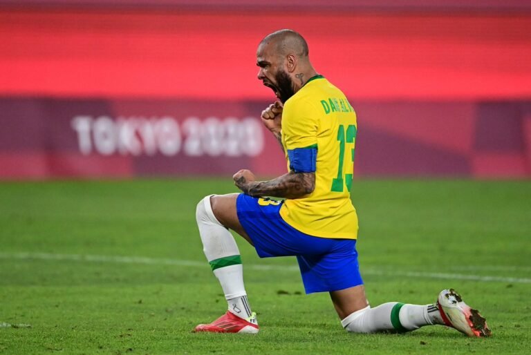 Rodrigo Caetano descarta Daniel Alves no Atlético-MG