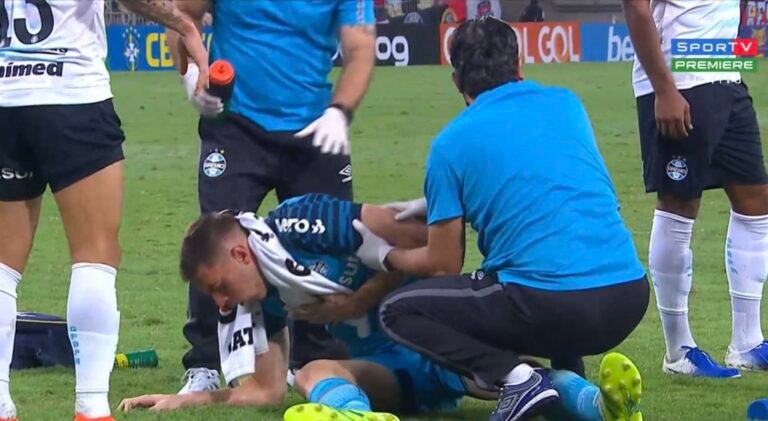 Gabriel Chapecó se choca com Ruan e deixa a partida de ambulância