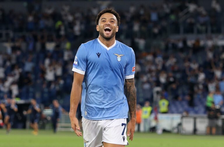 Com gol brasileiro, Lazio vence clássico contra Roma e se aproxima dos líderes